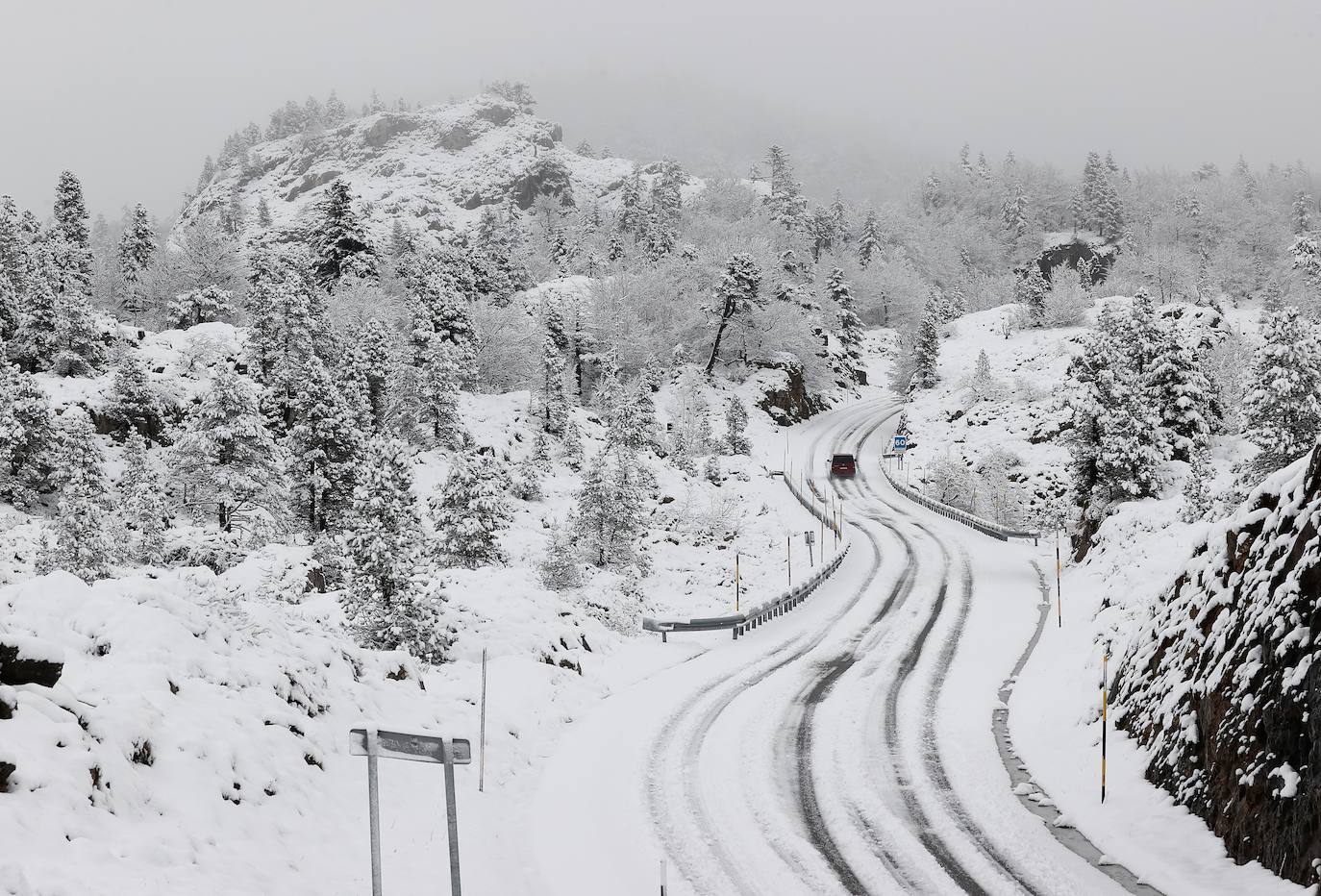 La primera nevada del otoño de 2021 cae en el norte de la península ibérica. 