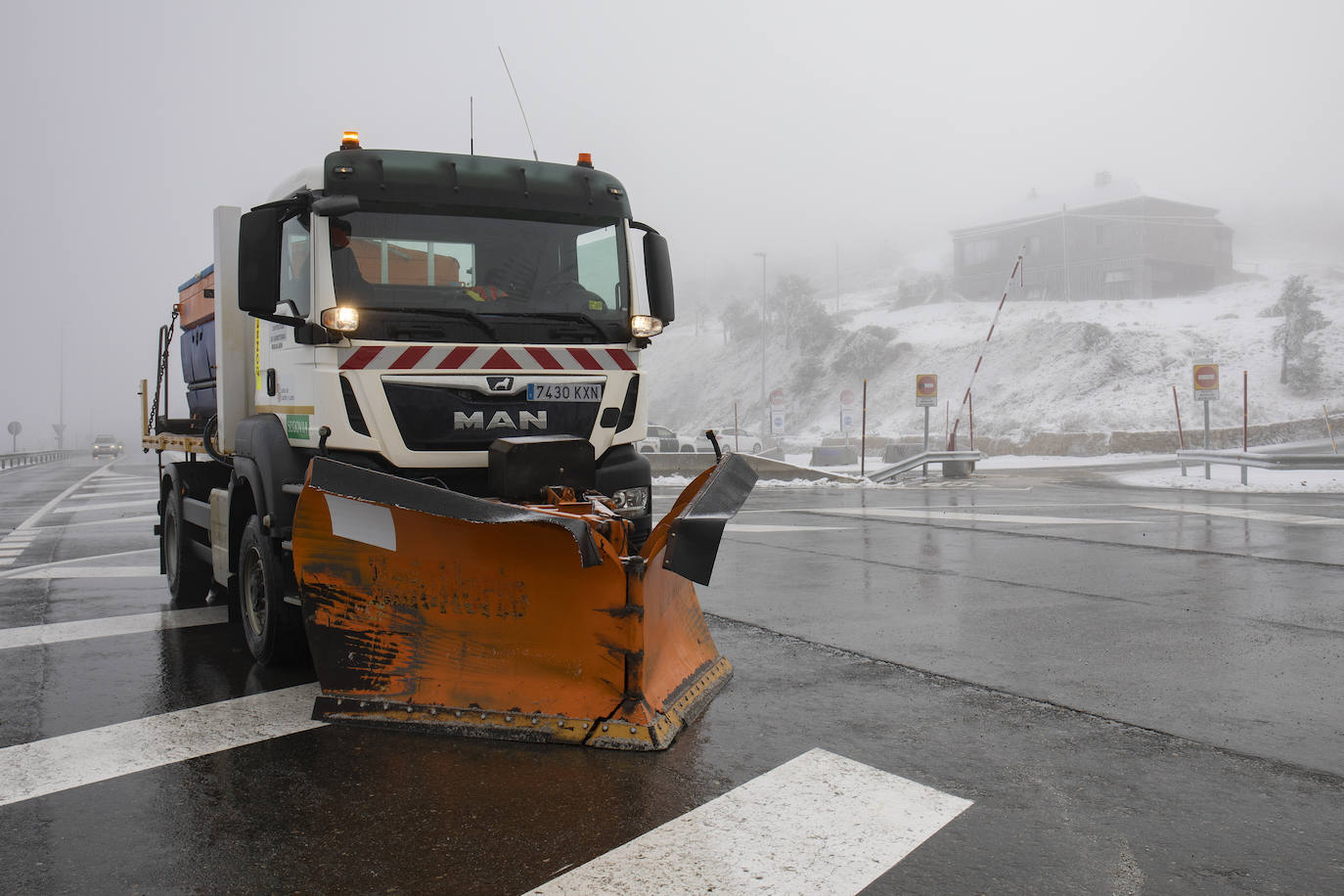 La primera nevada del otoño de 2021 cae en el norte de la península ibérica. 