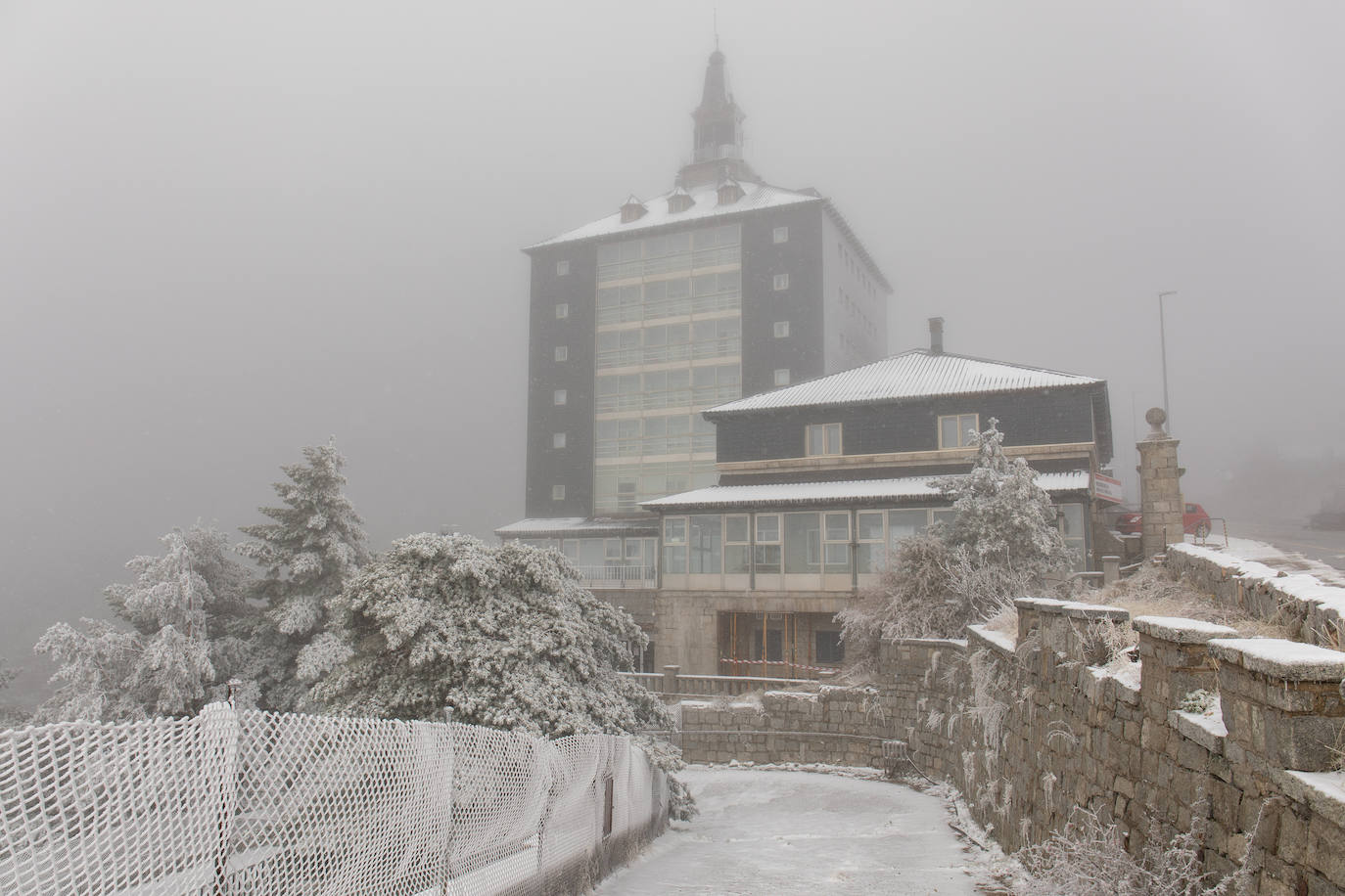 La primera nevada del otoño de 2021 cae en el norte de la península ibérica. 