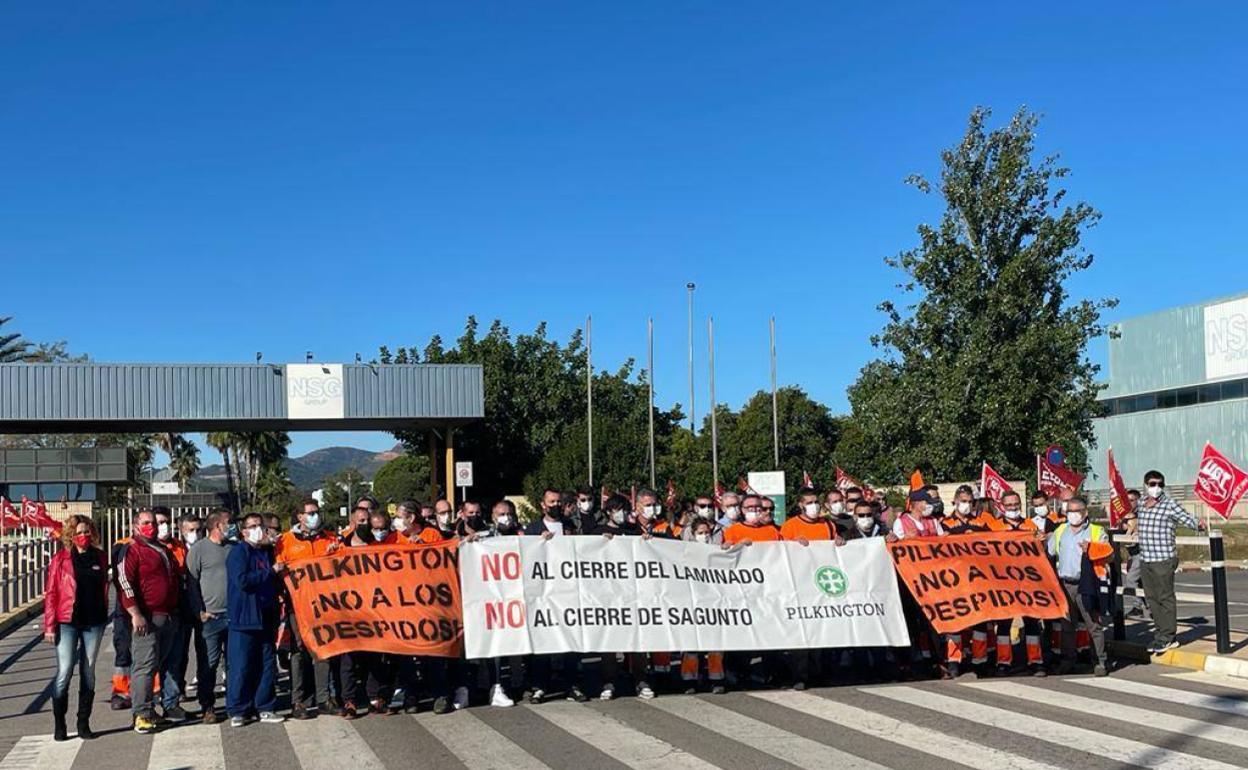 Los trabajadores y representantes sindicales. 