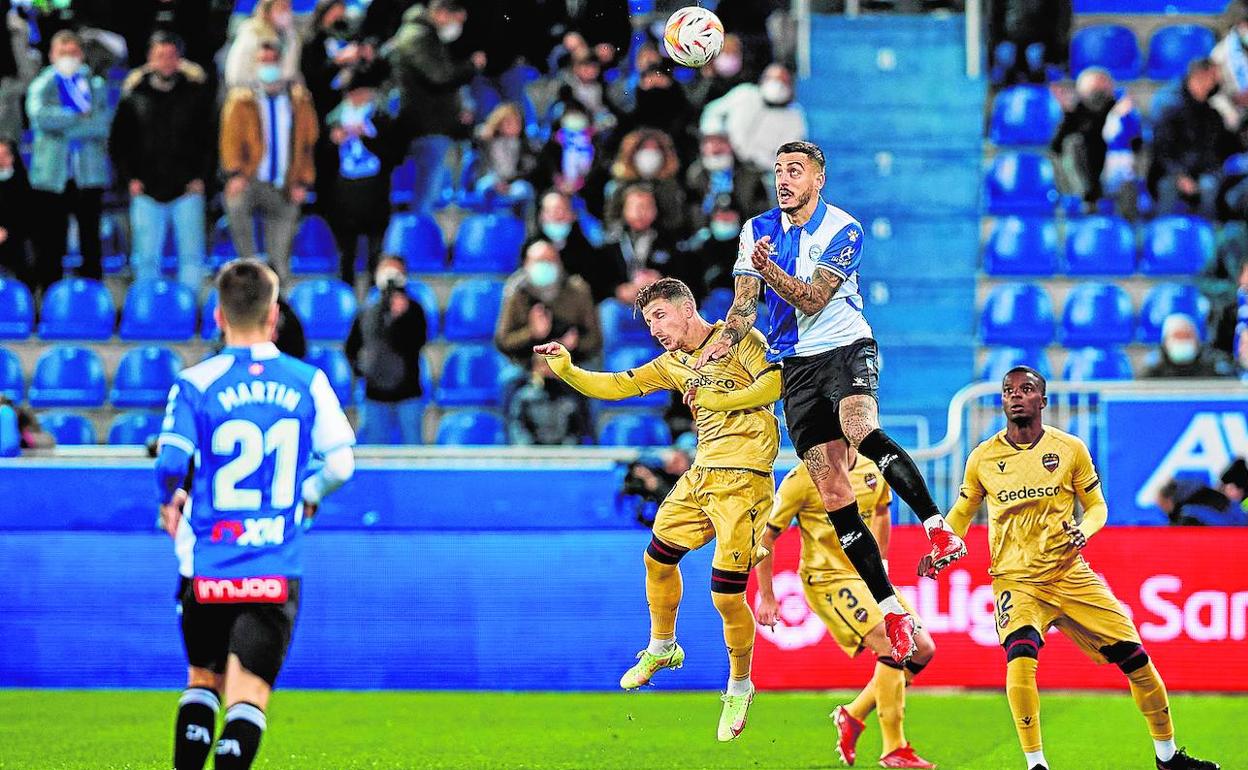 Bardhi y Joselu saltan en busca de un balón durante el partido entre el Levante y el Alavés.
