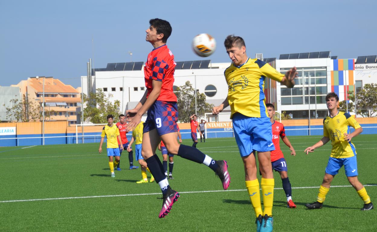 Un momento del partido Alcoyano-Dénia. 