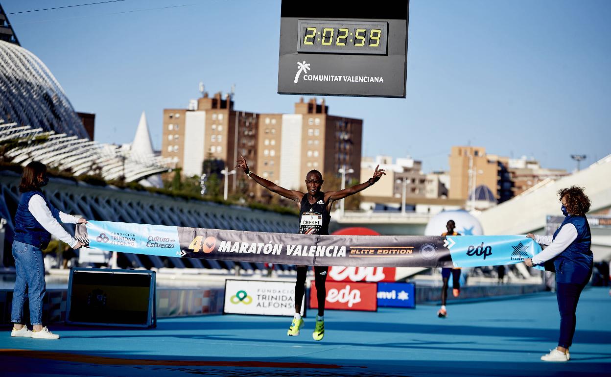 Evans Chebet, cruzando la línea de meta del Maratón Valencia 