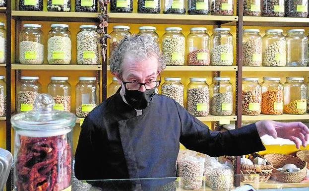 Negocios con solera. Juan Carlos, el dueño de Casa Ezequiel, una tienda especializada en legumbres en el barrio.