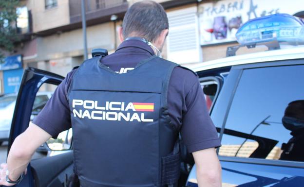 Un hombre agrede e intenta tirar a su expareja por un balcón en Valencia sobre la que tenía una orden de alejamiento