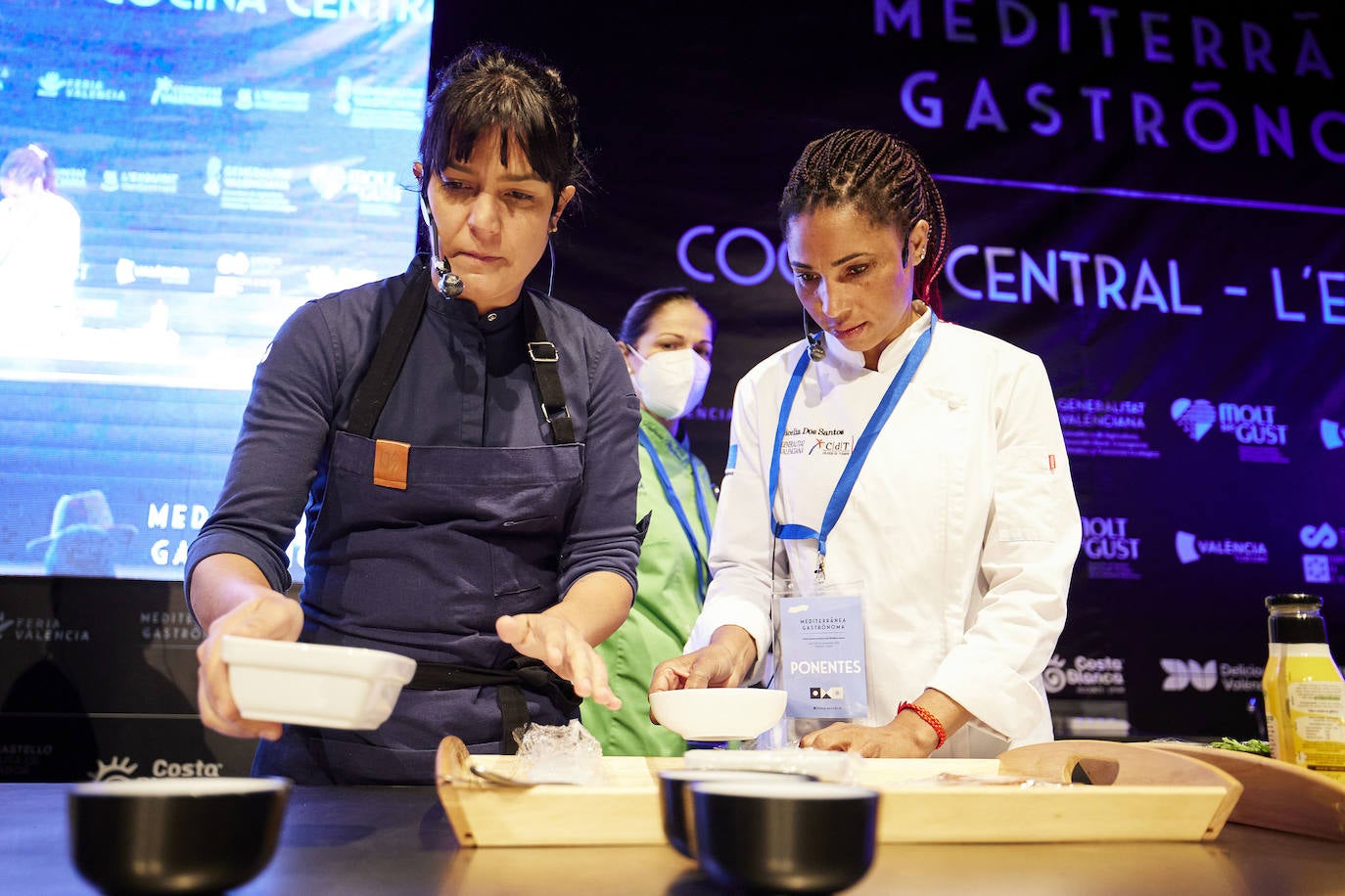 Un equipo de nueve chefs 'con estrella' de la Comunitat Valenciana, coordinados por Quique Dacosta, cocinará en gala de presentación de la Guía Michelín España y Portugal 2022, una cita que reunirá a 600 invitados en el Auditorio del Palau de Les Arts este 14 de diciembre, y que quiere celebrar el «reencuentro» con la presencialidad tras 18 meses de pandemia. Así lo han desvelado desde Michelin en el marco del Salón Mediterránea Gastrónoma, que se celebra en Feria Valencia. 