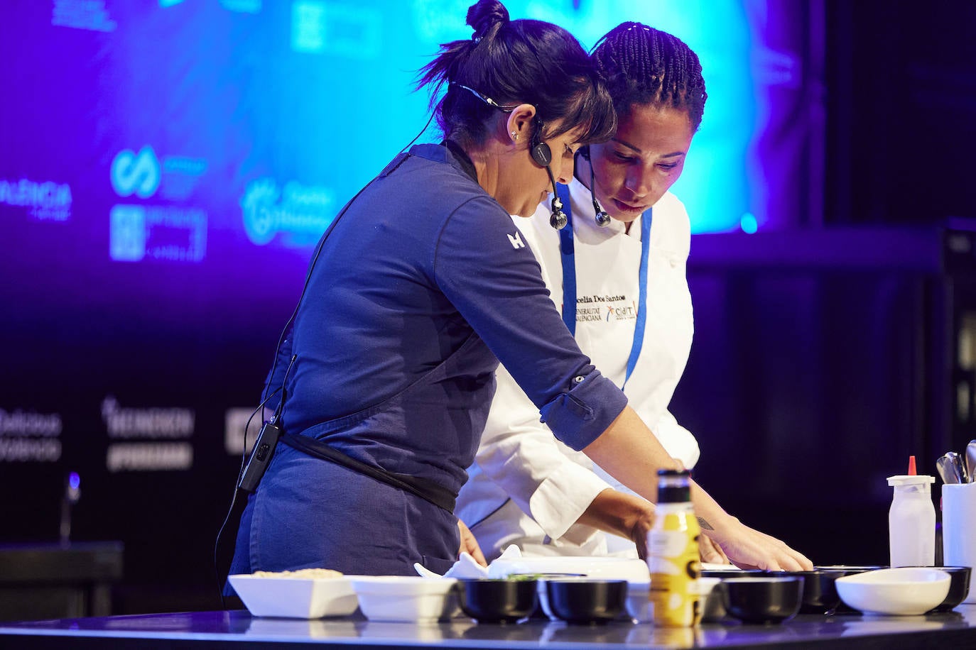 Un equipo de nueve chefs 'con estrella' de la Comunitat Valenciana, coordinados por Quique Dacosta, cocinará en gala de presentación de la Guía Michelín España y Portugal 2022, una cita que reunirá a 600 invitados en el Auditorio del Palau de Les Arts este 14 de diciembre, y que quiere celebrar el «reencuentro» con la presencialidad tras 18 meses de pandemia. Así lo han desvelado desde Michelin en el marco del Salón Mediterránea Gastrónoma, que se celebra en Feria Valencia. 