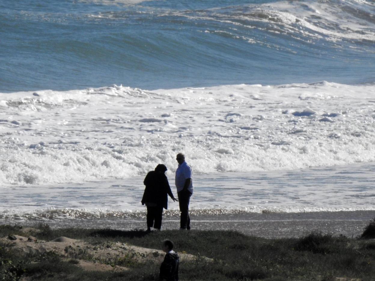 Una pareja observa el mar en la playa de El Saler este fin de semana. sergi guijarro