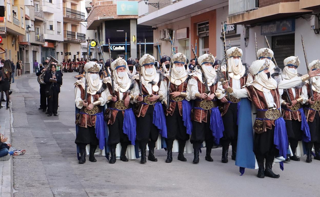 Momento del desfile de Moros y Cristianos en Benigànim. 
