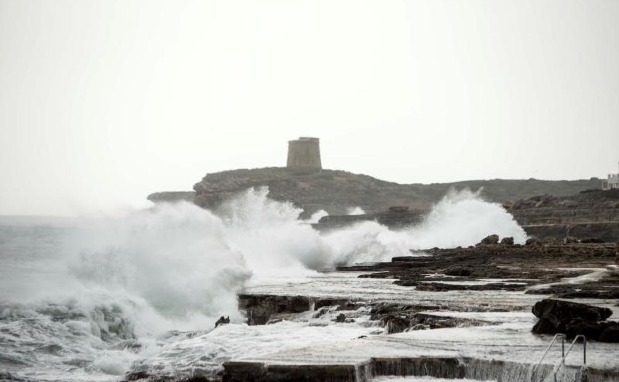 Fuerte oleaje provocado por la tormenta Blas.