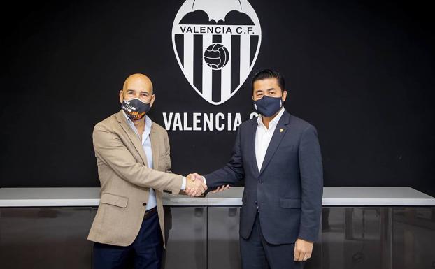 Gonzalo Gobert, el director del Circuit Ricardo Tormo en la foto oficial con el representante del Valencia, Joey Lim