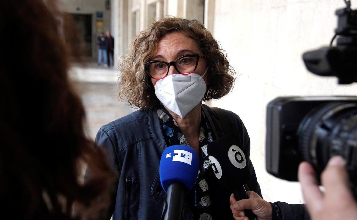 Paqui Viciano a su llegada a la Audiencia Provincial de Alicante. 