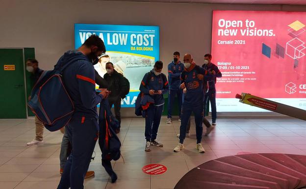 Los jugadores a su llegada al aeropuerto de Bolonia. 