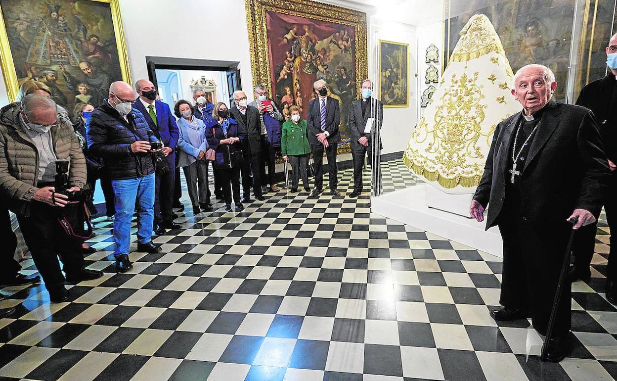 El cardenal Cañizares, junto al manto. 