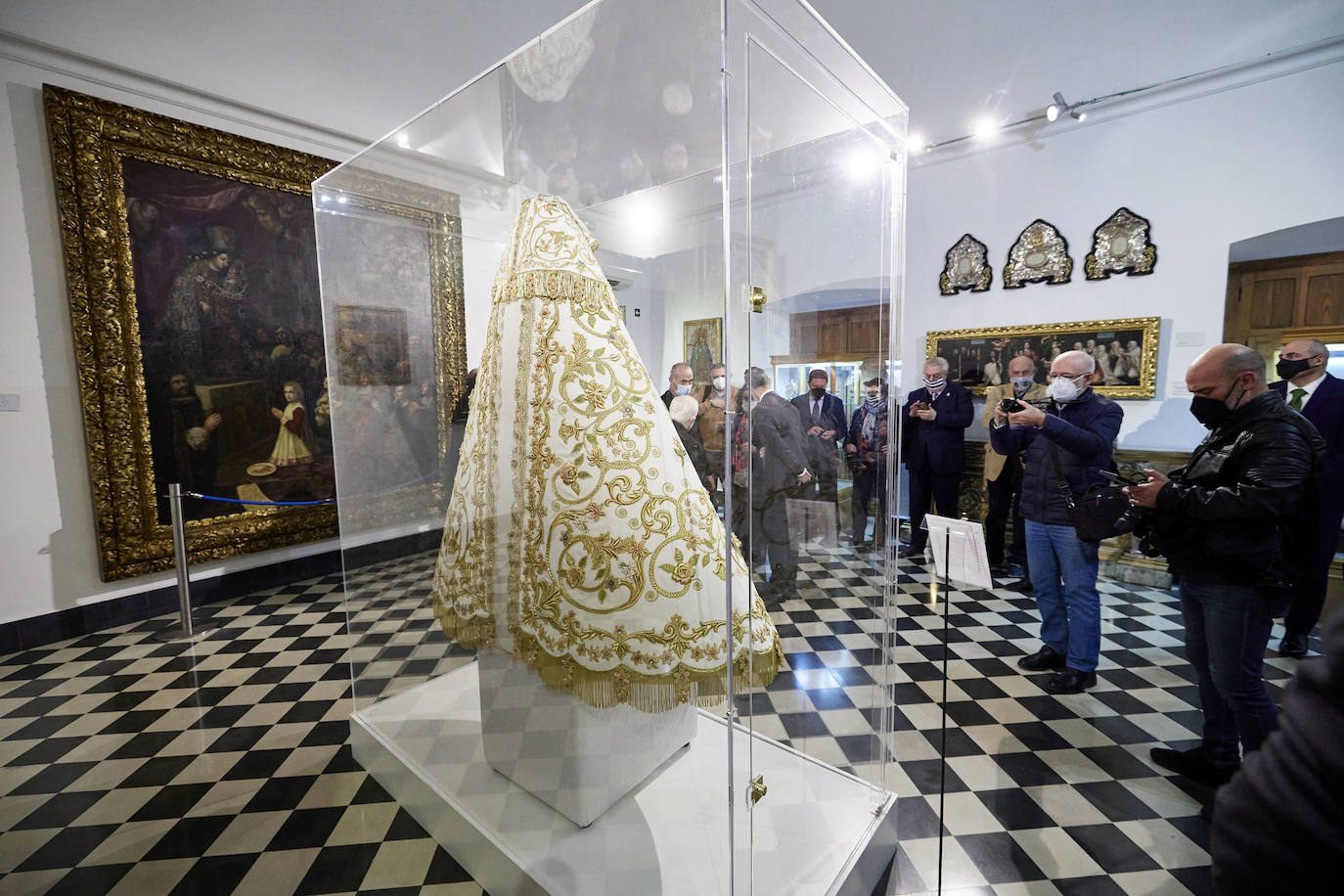 El cardenal Cañizares ha presentado el manto solidario que ha entregado LAS PROVINCIAS para la imagen peregrina de la Virgen de los Desamparados. El vestido es fruto de la generosidad de los lectores que se han sumado a la iniciativa del periódico para recaudar fondos destinados a la Fundación Pauperibus. 