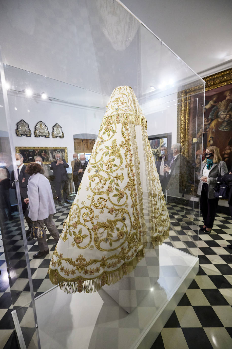 El cardenal Cañizares ha presentado el manto solidario que ha entregado LAS PROVINCIAS para la imagen peregrina de la Virgen de los Desamparados. El vestido es fruto de la generosidad de los lectores que se han sumado a la iniciativa del periódico para recaudar fondos destinados a la Fundación Pauperibus. 