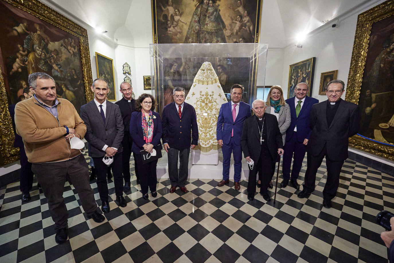 El cardenal Cañizares ha presentado el manto solidario que ha entregado LAS PROVINCIAS para la imagen peregrina de la Virgen de los Desamparados. El vestido es fruto de la generosidad de los lectores que se han sumado a la iniciativa del periódico para recaudar fondos destinados a la Fundación Pauperibus. 