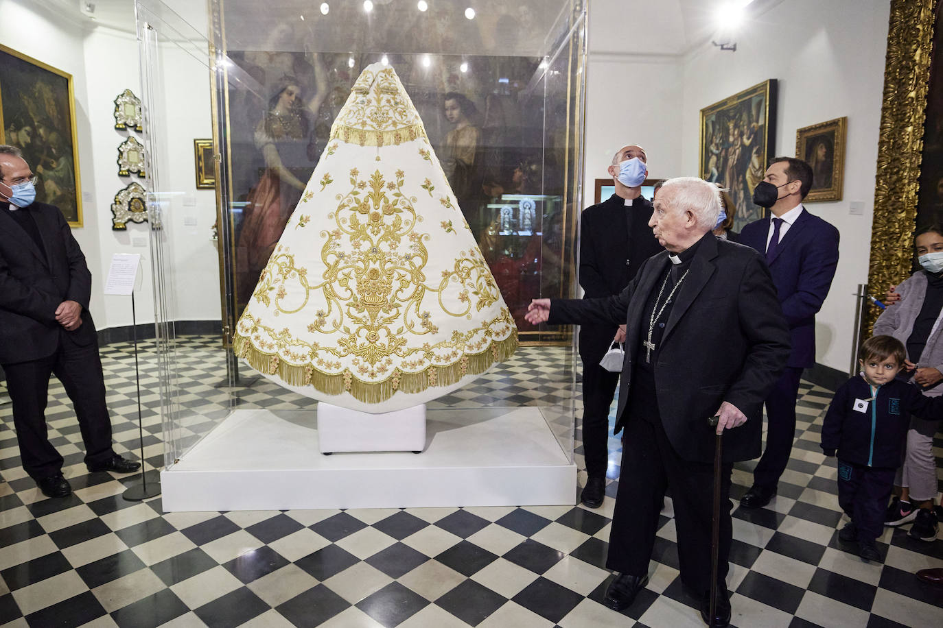 El cardenal Cañizares ha presentado el manto solidario que ha entregado LAS PROVINCIAS para la imagen peregrina de la Virgen de los Desamparados. El vestido es fruto de la generosidad de los lectores que se han sumado a la iniciativa del periódico para recaudar fondos destinados a la Fundación Pauperibus. 