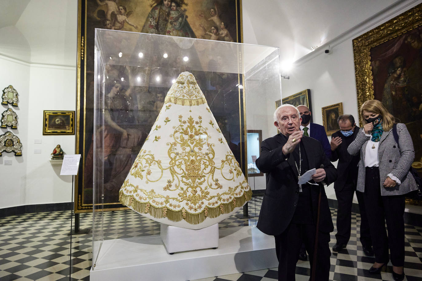 El cardenal Cañizares ha presentado el manto solidario que ha entregado LAS PROVINCIAS para la imagen peregrina de la Virgen de los Desamparados. El vestido es fruto de la generosidad de los lectores que se han sumado a la iniciativa del periódico para recaudar fondos destinados a la Fundación Pauperibus. 