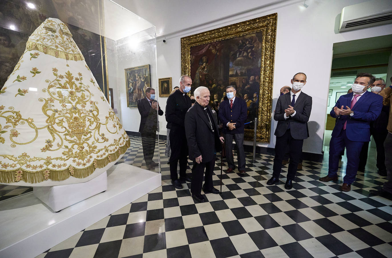 El cardenal Cañizares ha presentado el manto solidario que ha entregado LAS PROVINCIAS para la imagen peregrina de la Virgen de los Desamparados. El vestido es fruto de la generosidad de los lectores que se han sumado a la iniciativa del periódico para recaudar fondos destinados a la Fundación Pauperibus. 