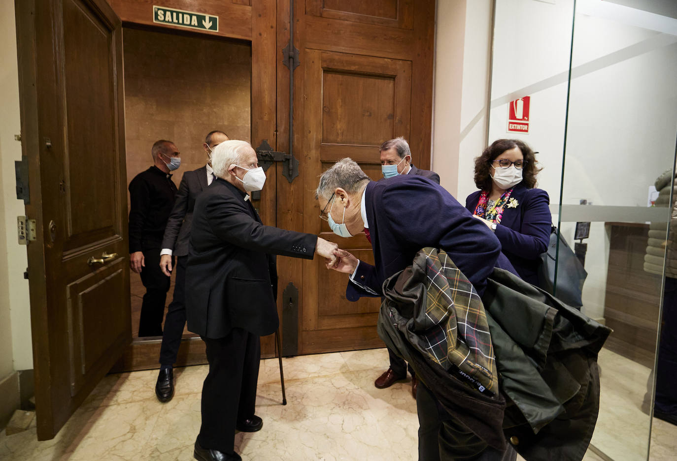 El cardenal Cañizares ha presentado el manto solidario que ha entregado LAS PROVINCIAS para la imagen peregrina de la Virgen de los Desamparados. El vestido es fruto de la generosidad de los lectores que se han sumado a la iniciativa del periódico para recaudar fondos destinados a la Fundación Pauperibus. 