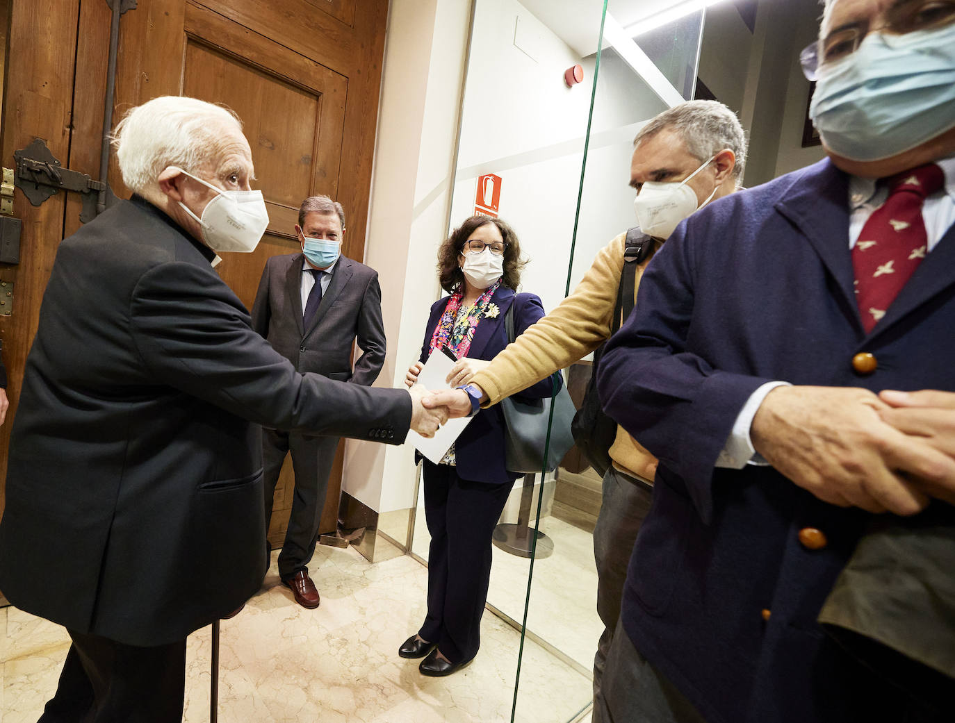 El cardenal Cañizares ha presentado el manto solidario que ha entregado LAS PROVINCIAS para la imagen peregrina de la Virgen de los Desamparados. El vestido es fruto de la generosidad de los lectores que se han sumado a la iniciativa del periódico para recaudar fondos destinados a la Fundación Pauperibus. 