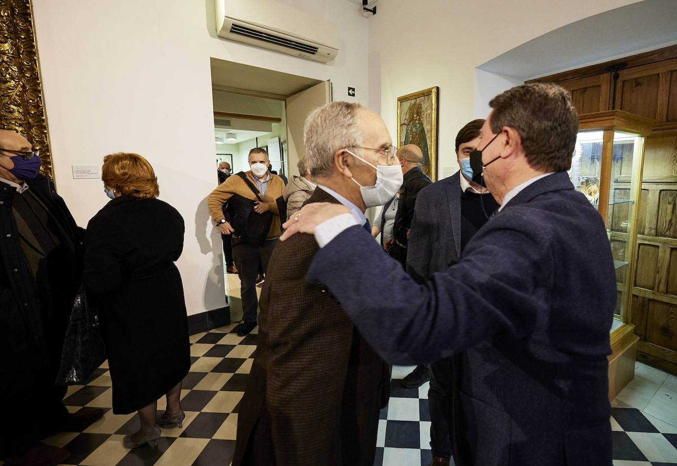 El cardenal Cañizares ha presentado el manto solidario que ha entregado LAS PROVINCIAS para la imagen peregrina de la Virgen de los Desamparados. El vestido es fruto de la generosidad de los lectores que se han sumado a la iniciativa del periódico para recaudar fondos destinados a la Fundación Pauperibus. 