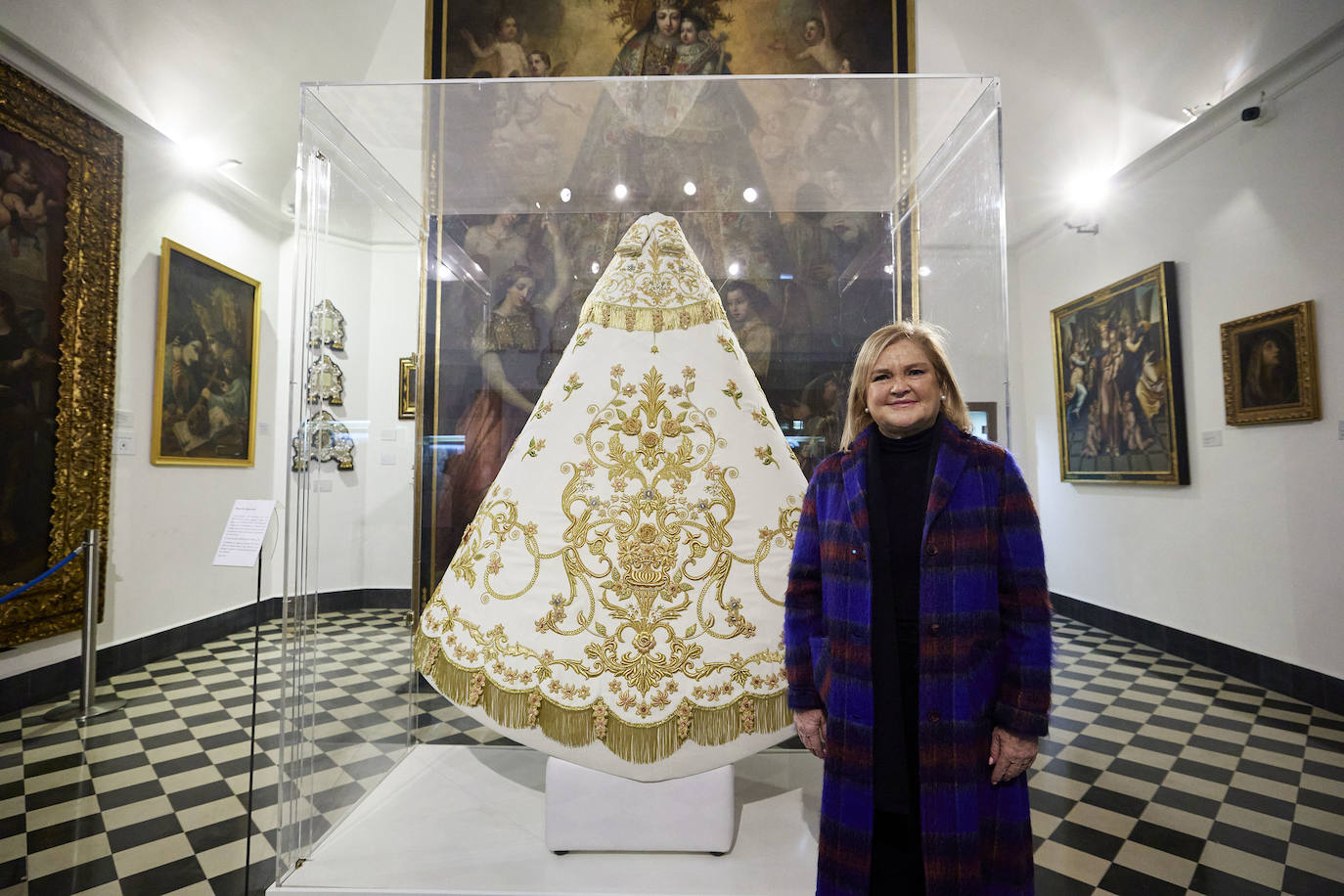 El cardenal Cañizares ha presentado el manto solidario que ha entregado LAS PROVINCIAS para la imagen peregrina de la Virgen de los Desamparados. El vestido es fruto de la generosidad de los lectores que se han sumado a la iniciativa del periódico para recaudar fondos destinados a la Fundación Pauperibus. 