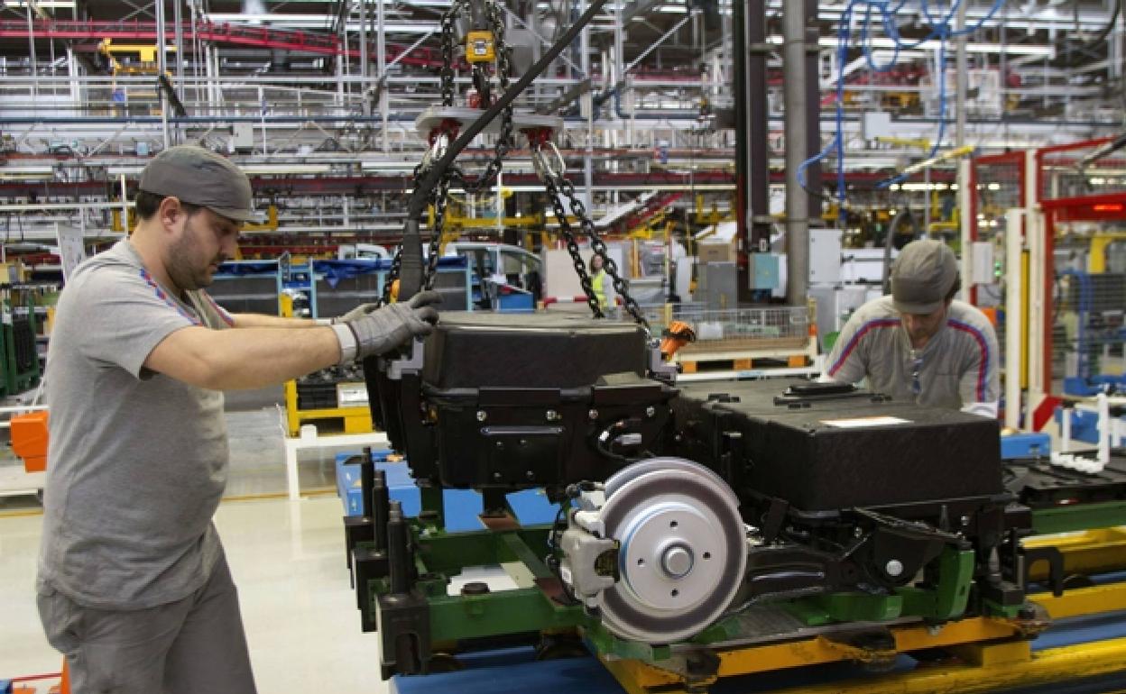 Ford Almussafes (Valencia) | La patronal de la automoción confía en que la diversificación de las empresas amortigüe la desaparición del turno de noche de Ford