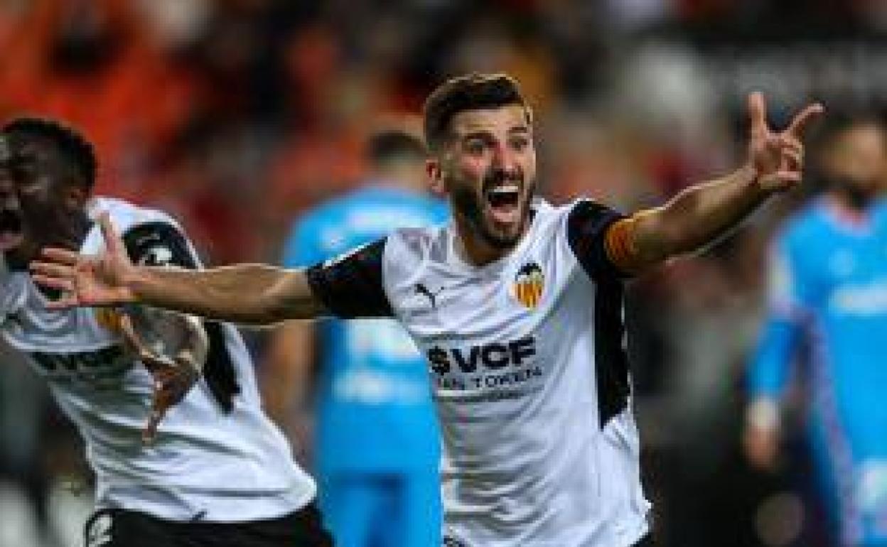 José Gayà celebra uno de los goles del Valencia en la remontada frente al Atlético. 