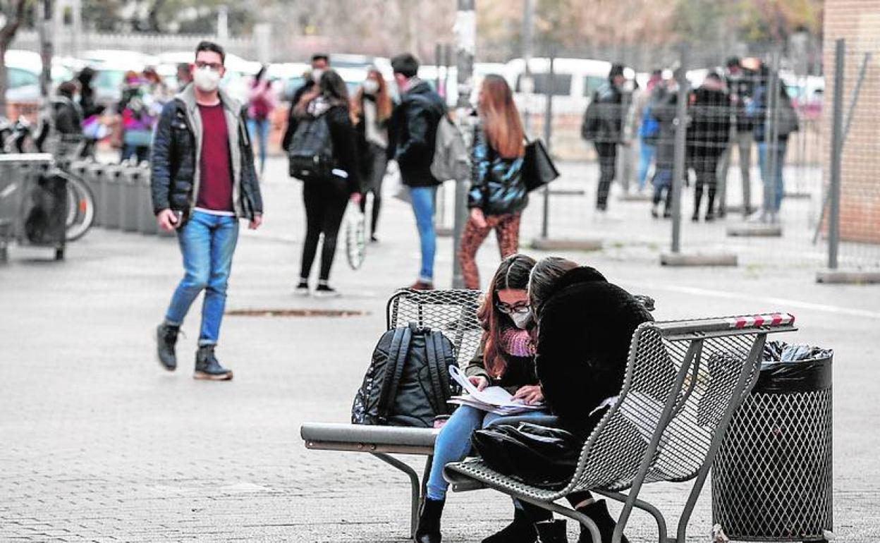 Estudiantes en el campus de Tarongers, el pasado enero. 