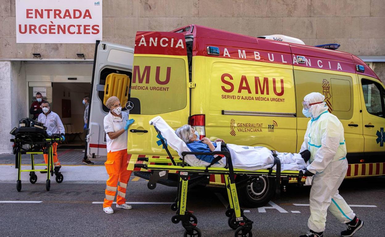 Una ambulancia en las puertas del Hospital Clínico de Valencia. 