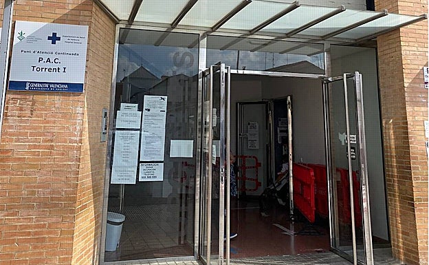 Imagen principal - El acceso al centro y los baños de los trabajadores. 