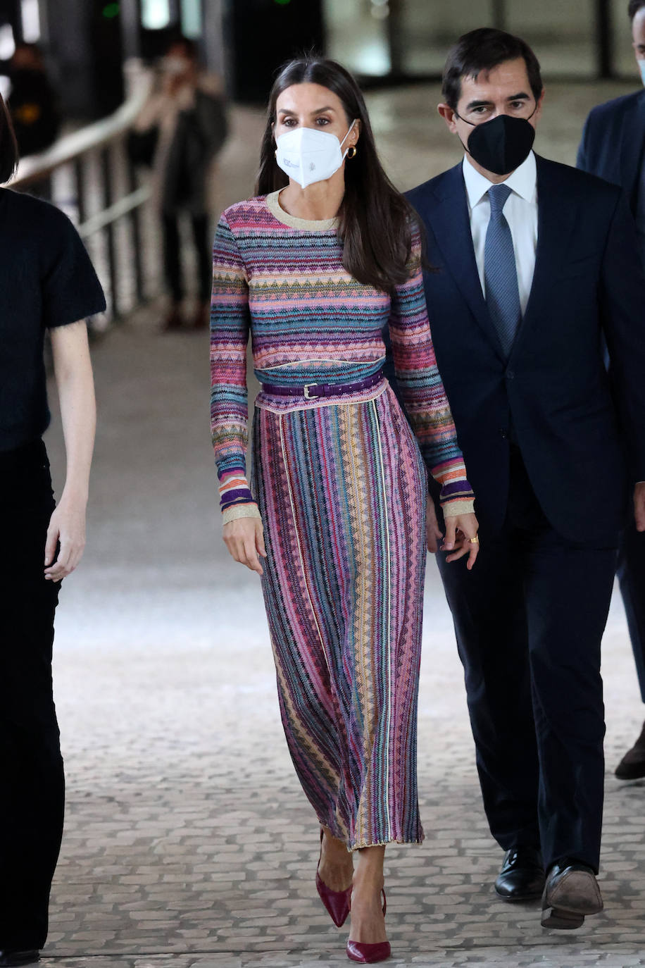 Fotos: Doña Letizia sorprende con un vestido étnico multicolor