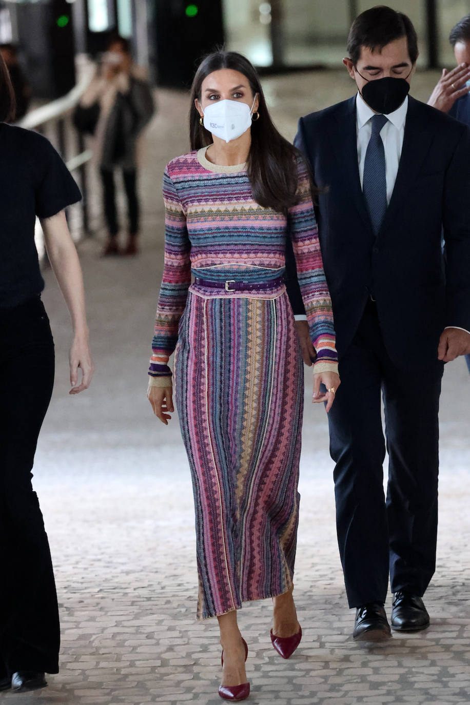 Fotos: Doña Letizia sorprende con un vestido étnico multicolor