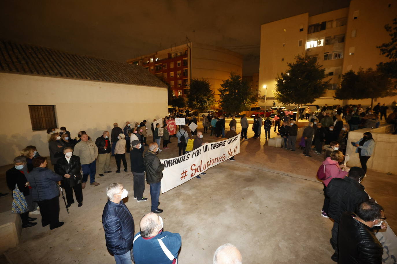 El barrio reclama al Ayuntamiento que se acabe con la droga y los pisos ocupados, con una manifestación que este miércoles ha llenado las calles de la zona. 