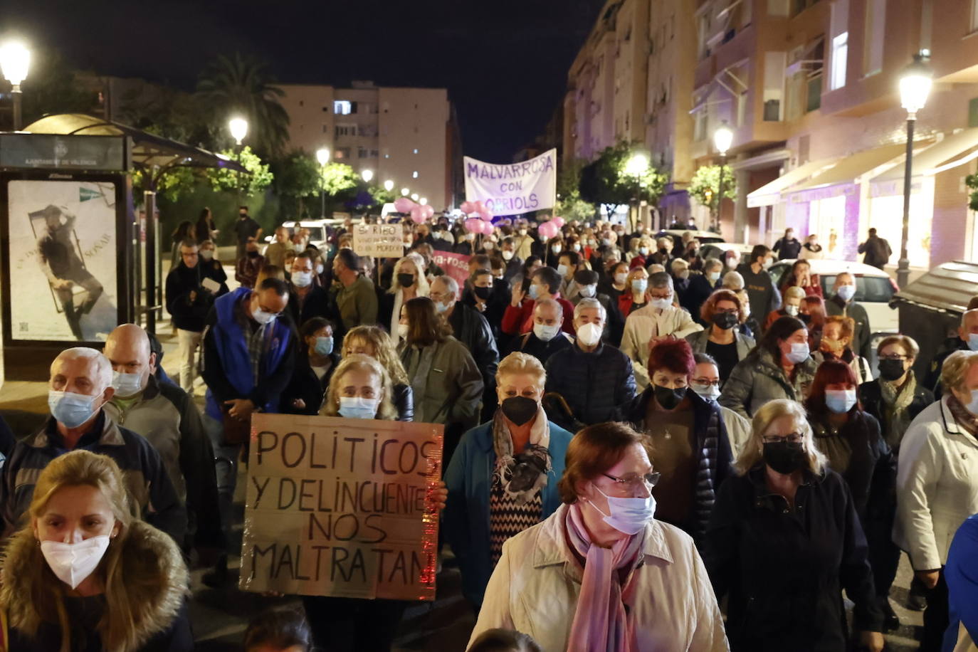 El barrio reclama al Ayuntamiento que se acabe con la droga y los pisos ocupados, con una manifestación que este miércoles ha llenado las calles de la zona. 