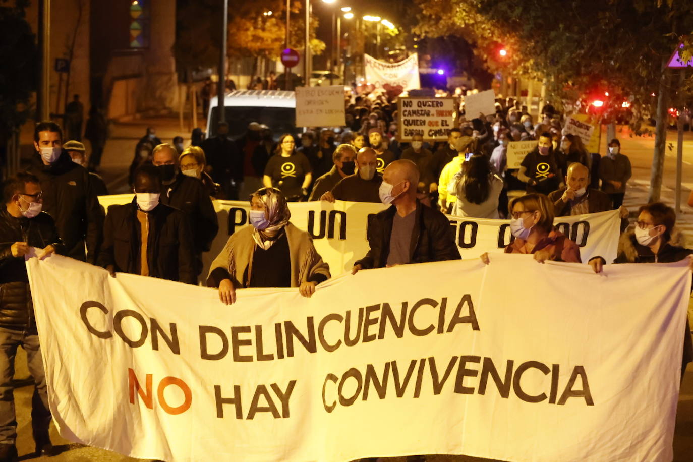 El barrio reclama al Ayuntamiento que se acabe con la droga y los pisos ocupados, con una manifestación que este miércoles ha llenado las calles de la zona. 