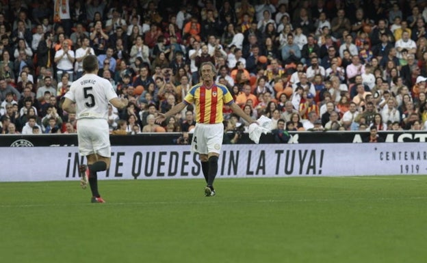 Ricardo Arias, con la camiseta de la Senyera, la mágica tarde en la que volvió a pisar el césped de Mestalla. 