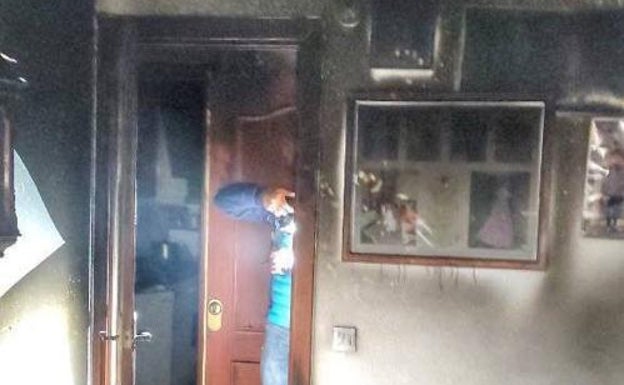 El salón de la vivienda quedó totalmente afectado por el fuego. 