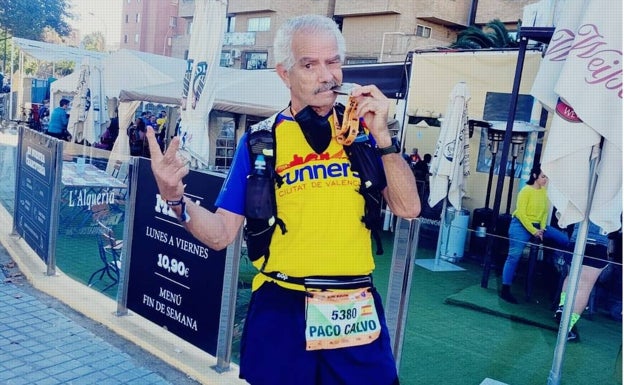 Calvo, emulanado a Rafa Nadal con su presea de finisher del medio maratón Valencia. 