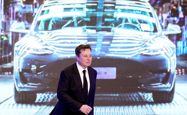 Elon Musk vende 5.000 millones de dólares de acciones de Tesla 