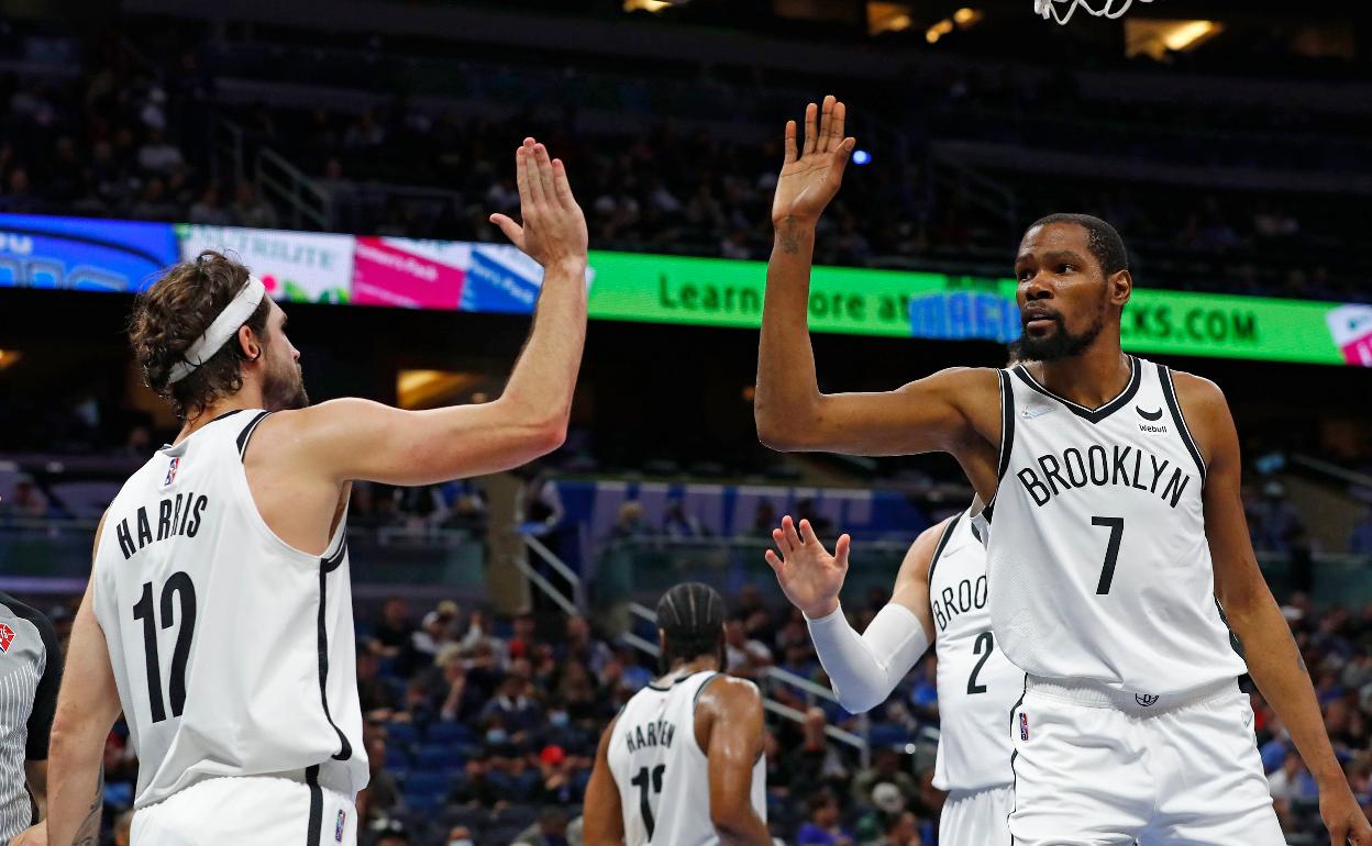 Joe Harris (12) y el alero Kevin Durant (7).