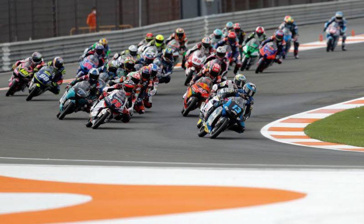 Carrera de Moto 3 en el circuito de Cheste.