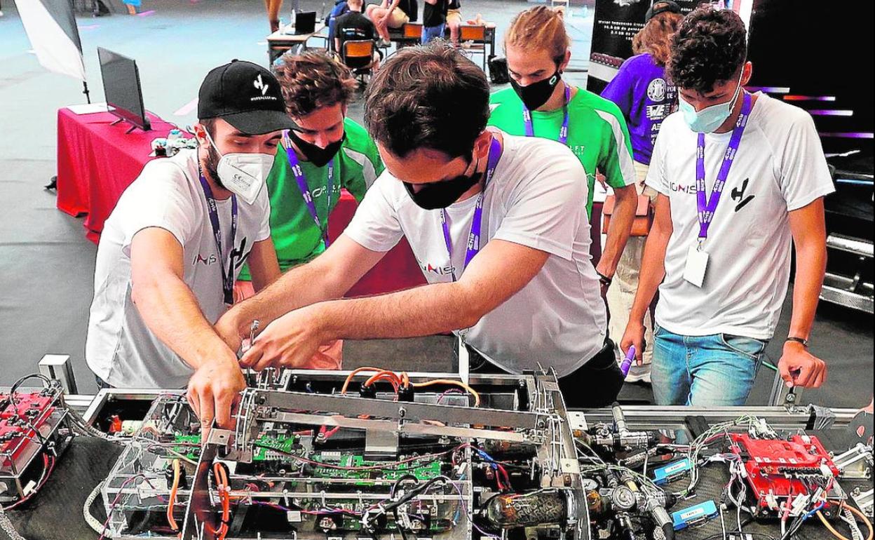 Participantes en la European Hyperloop Week, organizada el pasado verano en la UPV. 