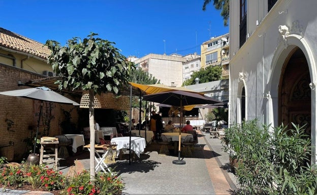 Terraza del edificio del siglo XVIII que alberga los restaurantes de Begoña Rodrigo. 