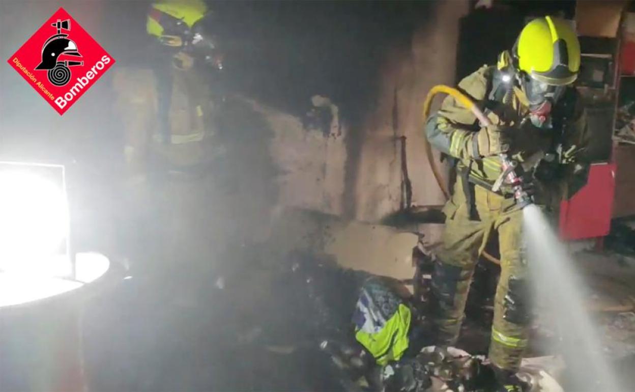 El fuego se declaró en el comedor de esta planta baja en la calle Kennedy de Aspe. 