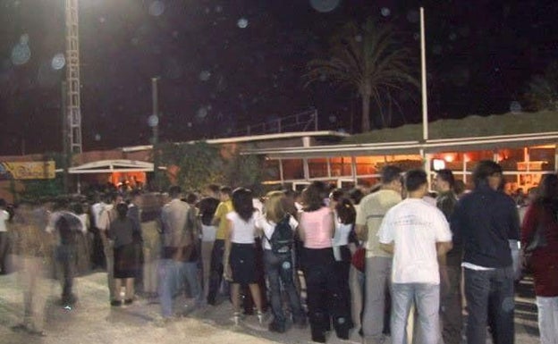 Imagen principal - Gente esperando en la puerta de la discoteca, cinta y cartel de la sala