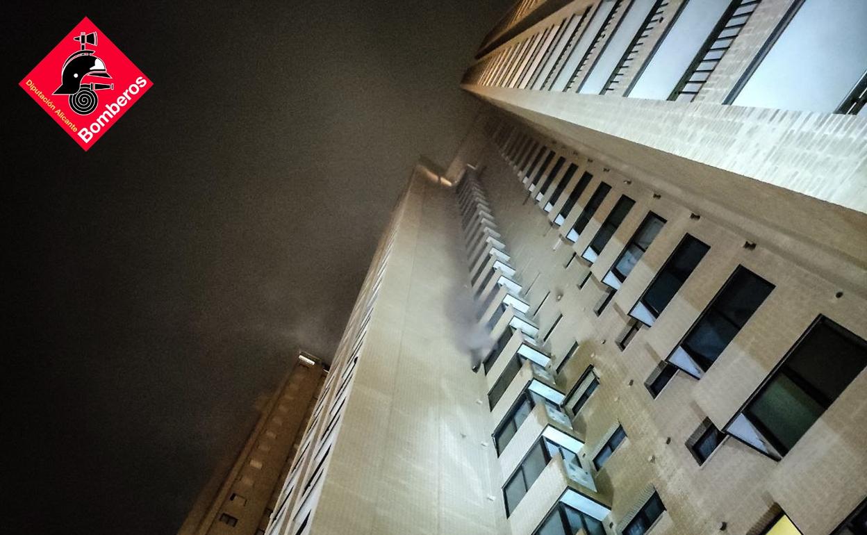 La columna de humo era visible desde el exterior del edificio