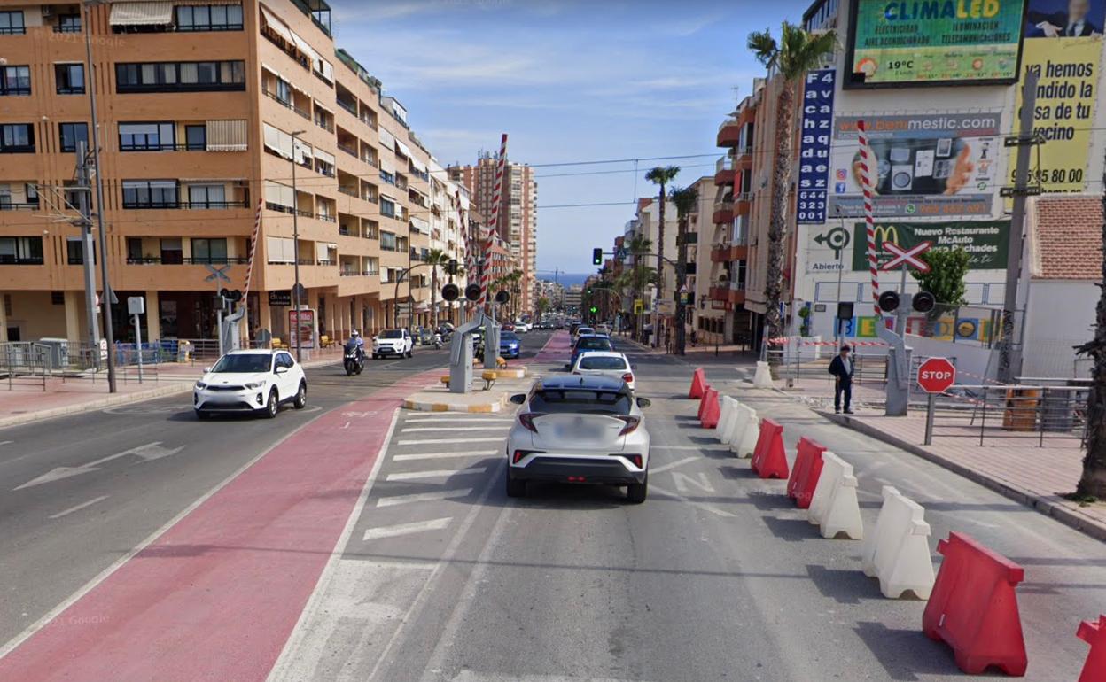 Imagen actual del paso a nivel de la avenida Beniardà de Benidorm